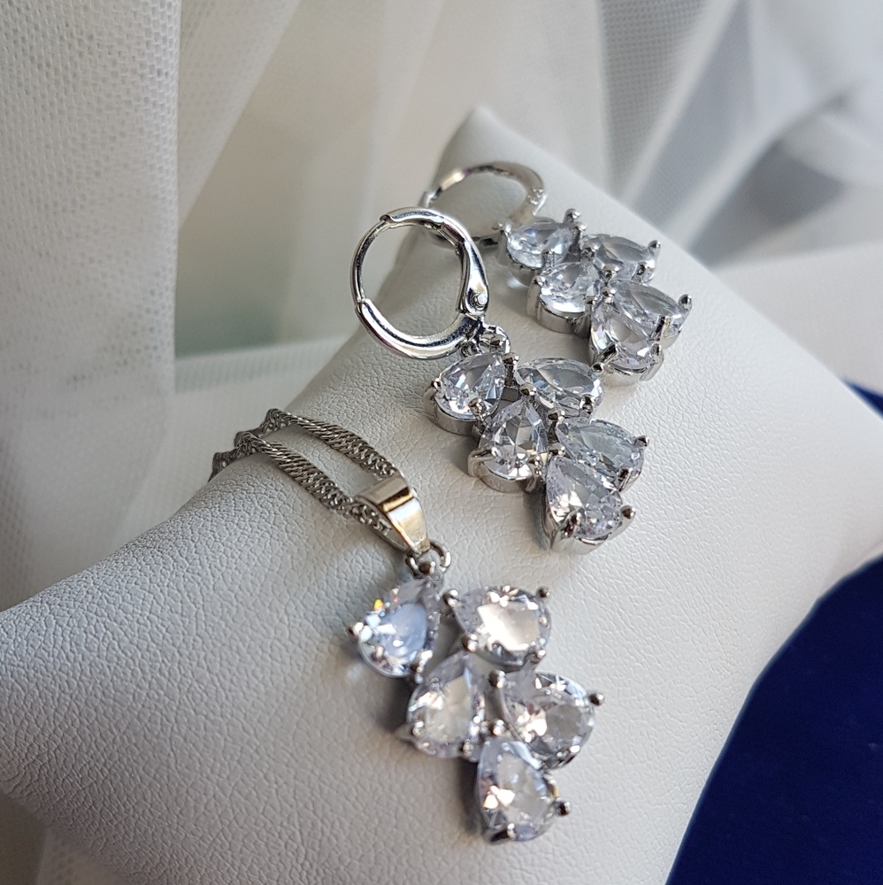 Swarovski Elements 925 Sterling Silver Clear Teardrop Cluster Necklace NEW - Picture 10 of 16